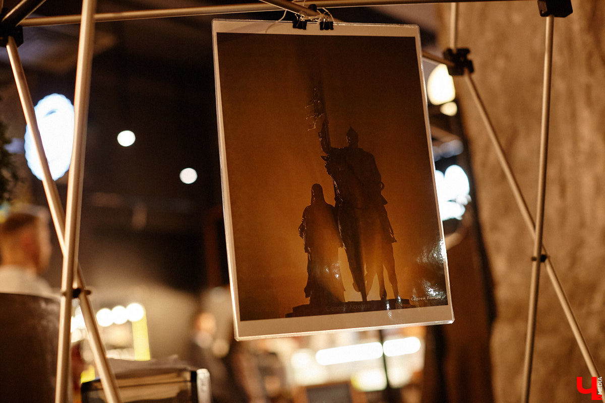 Минувшее воскресенье выдалось продуктивным. Целый день эксперты из разных городов обсуждали развитие Владимира в рамках урбанистического фестиваля «ПереосмыслениеФЕСТ-2025». На этот раз событие посвятили связи эмоций человека и общественного пространства. О чем конкретно говорили собравшиеся — читайте в нашем материале.