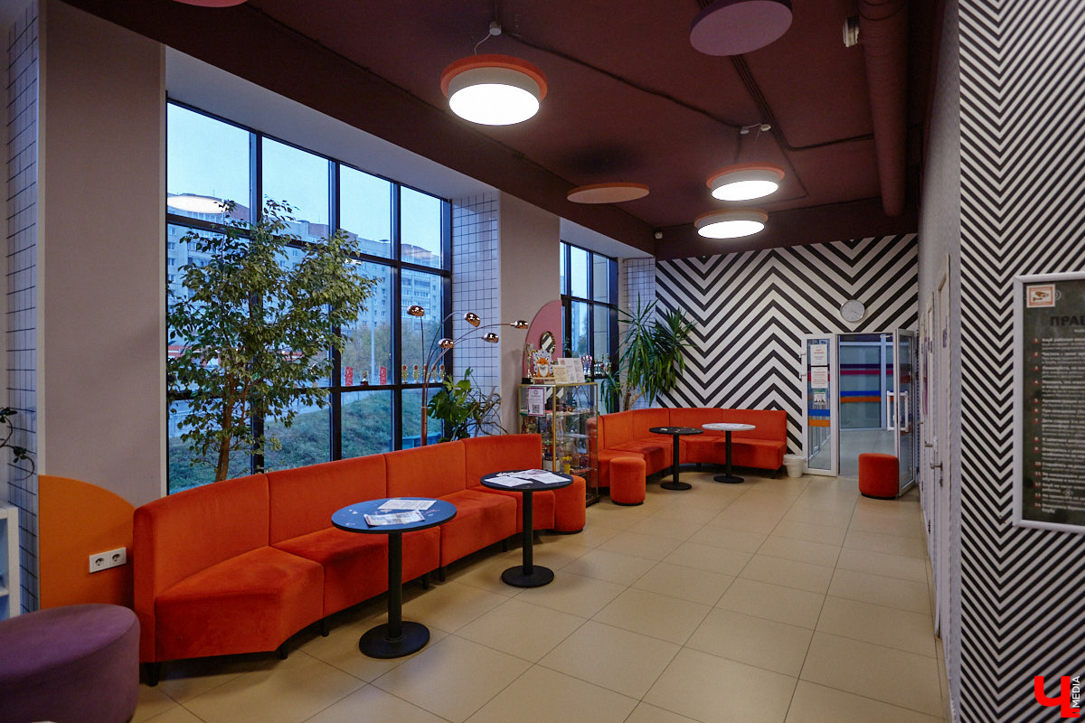 К современным детям нужен соответствующий подход. Об этом не понаслышке знают в «Калейдоскопе». Педагоги клуба занимаются с ребятами разных возрастов с 2018 года. Некоторых подопечных они обучают с самого раннего возраста, а потому успели стать им практически второй семьей.