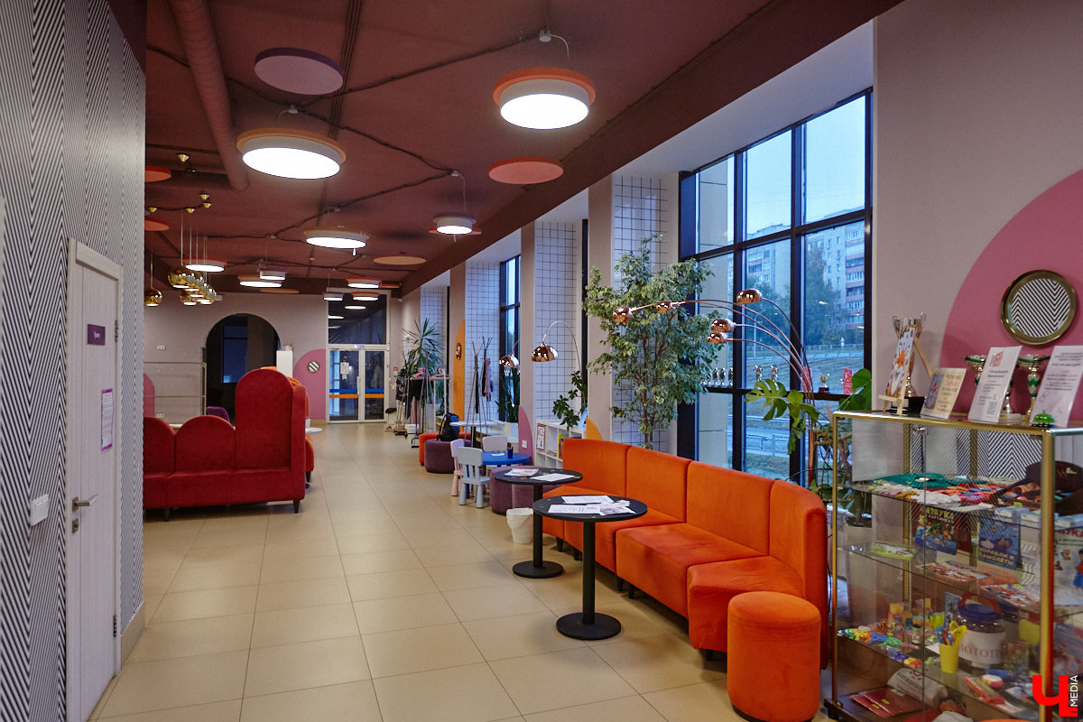 К современным детям нужен соответствующий подход. Об этом не понаслышке знают в «Калейдоскопе». Педагоги клуба занимаются с ребятами разных возрастов с 2018 года. Некоторых подопечных они обучают с самого раннего возраста, а потому успели стать им практически второй семьей.