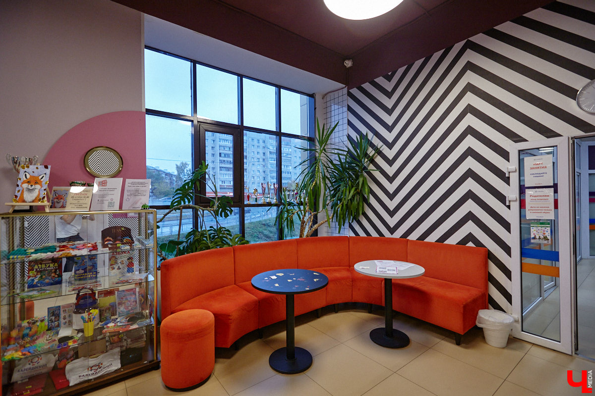 К современным детям нужен соответствующий подход. Об этом не понаслышке знают в «Калейдоскопе». Педагоги клуба занимаются с ребятами разных возрастов с 2018 года. Некоторых подопечных они обучают с самого раннего возраста, а потому успели стать им практически второй семьей.