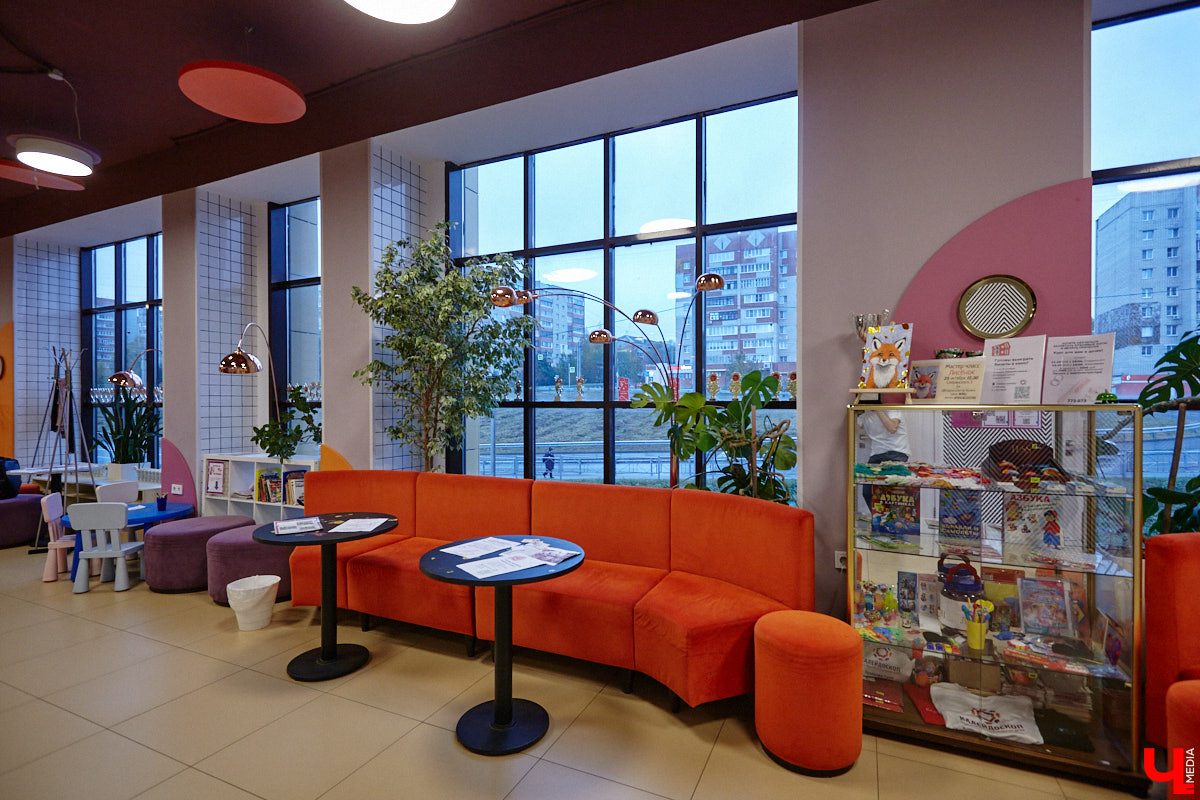 К современным детям нужен соответствующий подход. Об этом не понаслышке знают в «Калейдоскопе». Педагоги клуба занимаются с ребятами разных возрастов с 2018 года. Некоторых подопечных они обучают с самого раннего возраста, а потому успели стать им практически второй семьей.