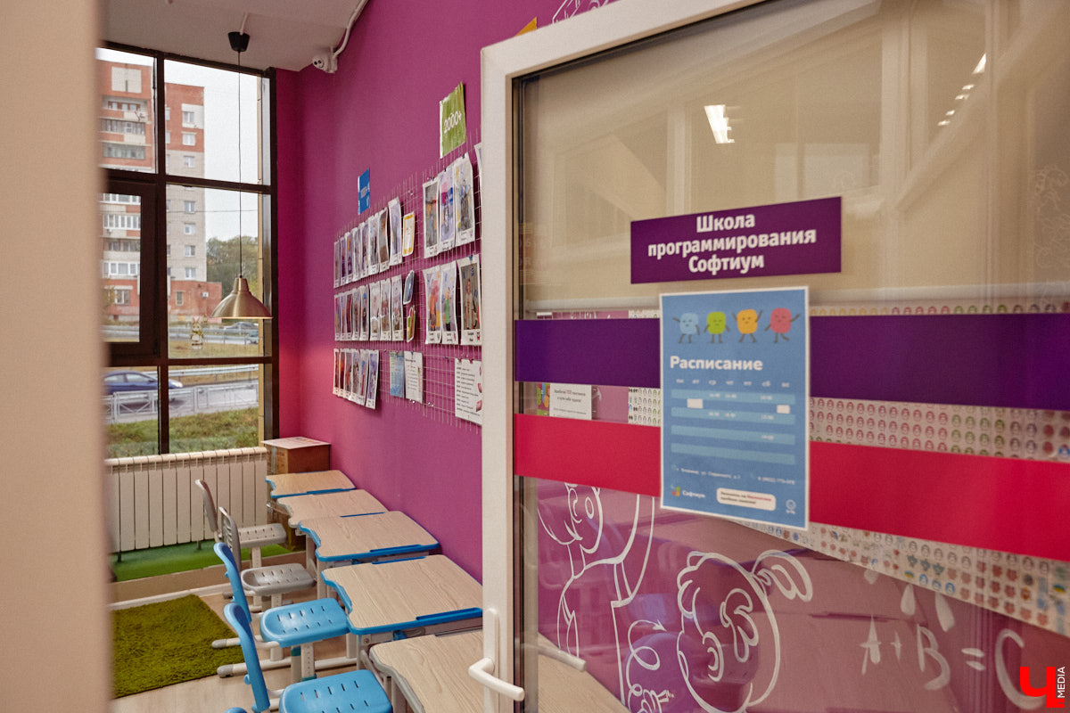 К современным детям нужен соответствующий подход. Об этом не понаслышке знают в «Калейдоскопе». Педагоги клуба занимаются с ребятами разных возрастов с 2018 года. Некоторых подопечных они обучают с самого раннего возраста, а потому успели стать им практически второй семьей.