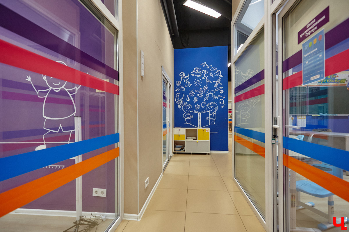 К современным детям нужен соответствующий подход. Об этом не понаслышке знают в «Калейдоскопе». Педагоги клуба занимаются с ребятами разных возрастов с 2018 года. Некоторых подопечных они обучают с самого раннего возраста, а потому успели стать им практически второй семьей.