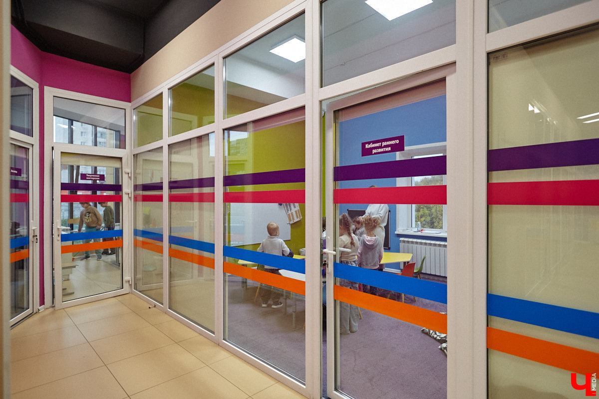 К современным детям нужен соответствующий подход. Об этом не понаслышке знают в «Калейдоскопе». Педагоги клуба занимаются с ребятами разных возрастов с 2018 года. Некоторых подопечных они обучают с самого раннего возраста, а потому успели стать им практически второй семьей.