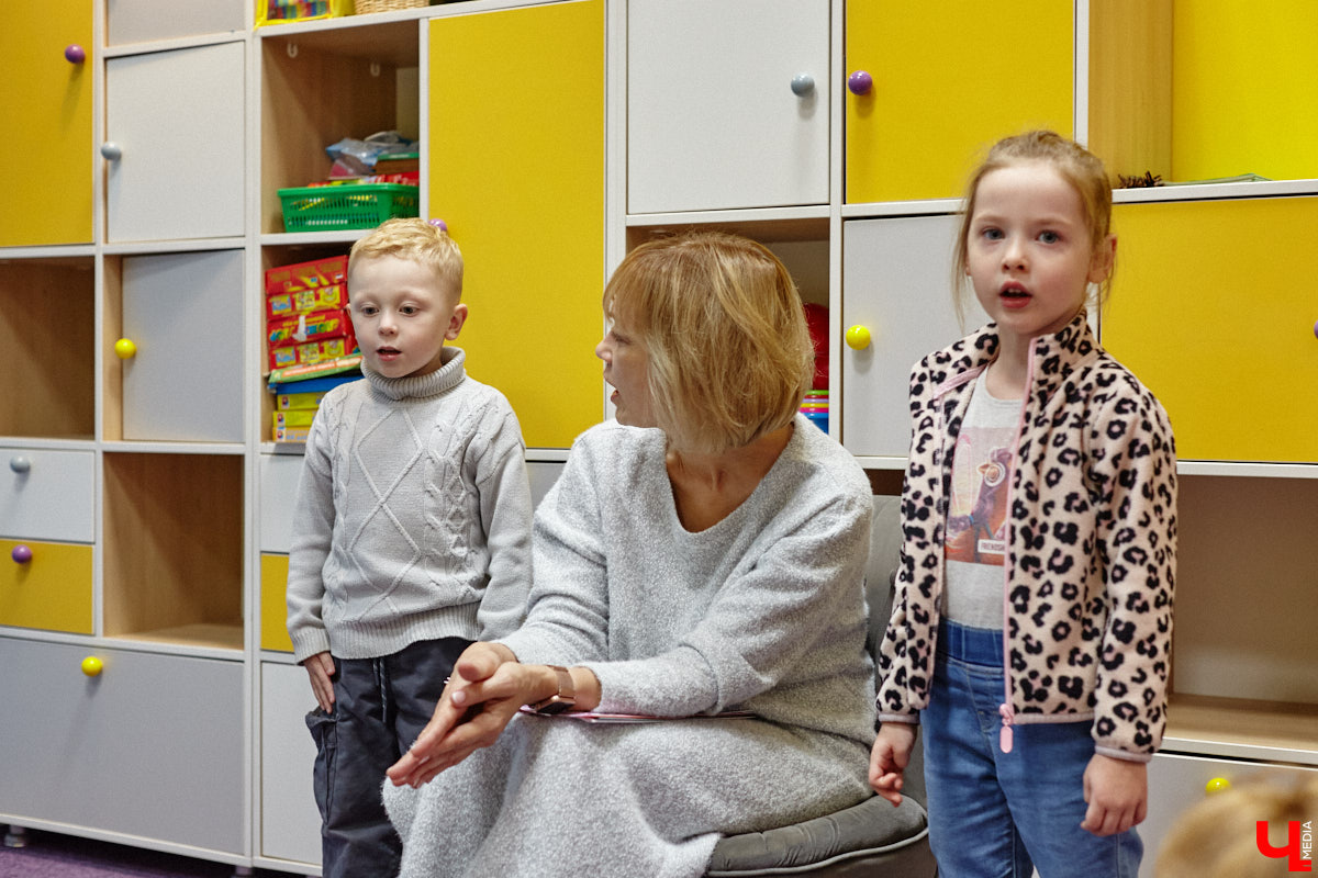 К современным детям нужен соответствующий подход. Об этом не понаслышке знают в «Калейдоскопе». Педагоги клуба занимаются с ребятами разных возрастов с 2018 года. Некоторых подопечных они обучают с самого раннего возраста, а потому успели стать им практически второй семьей.