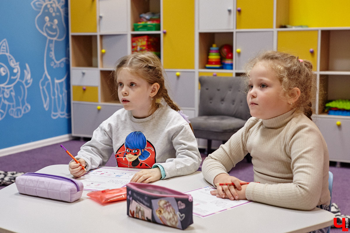 К современным детям нужен соответствующий подход. Об этом не понаслышке знают в «Калейдоскопе». Педагоги клуба занимаются с ребятами разных возрастов с 2018 года. Некоторых подопечных они обучают с самого раннего возраста, а потому успели стать им практически второй семьей.