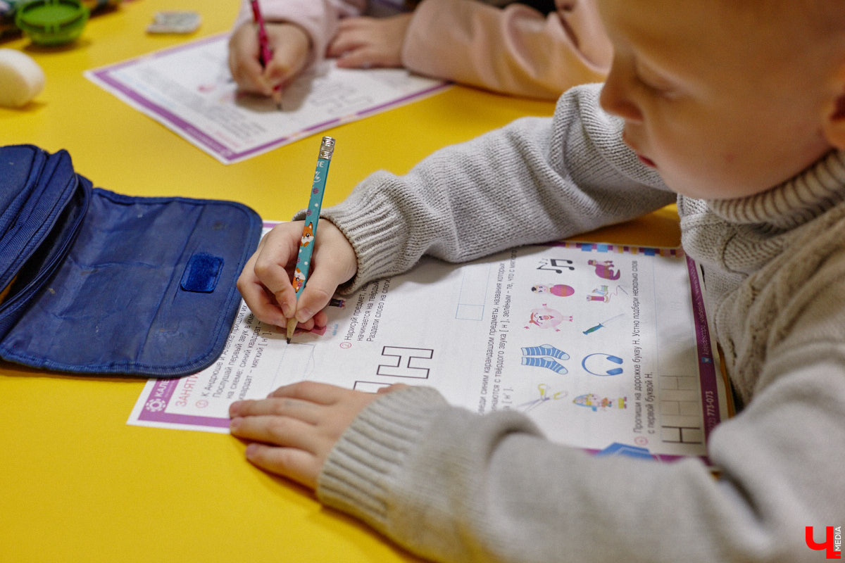 К современным детям нужен соответствующий подход. Об этом не понаслышке знают в «Калейдоскопе». Педагоги клуба занимаются с ребятами разных возрастов с 2018 года. Некоторых подопечных они обучают с самого раннего возраста, а потому успели стать им практически второй семьей.