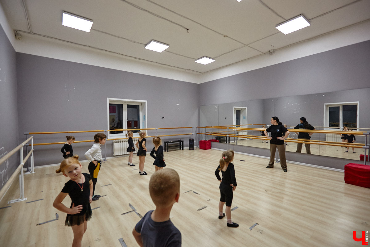 К современным детям нужен соответствующий подход. Об этом не понаслышке знают в «Калейдоскопе». Педагоги клуба занимаются с ребятами разных возрастов с 2018 года. Некоторых подопечных они обучают с самого раннего возраста, а потому успели стать им практически второй семьей.