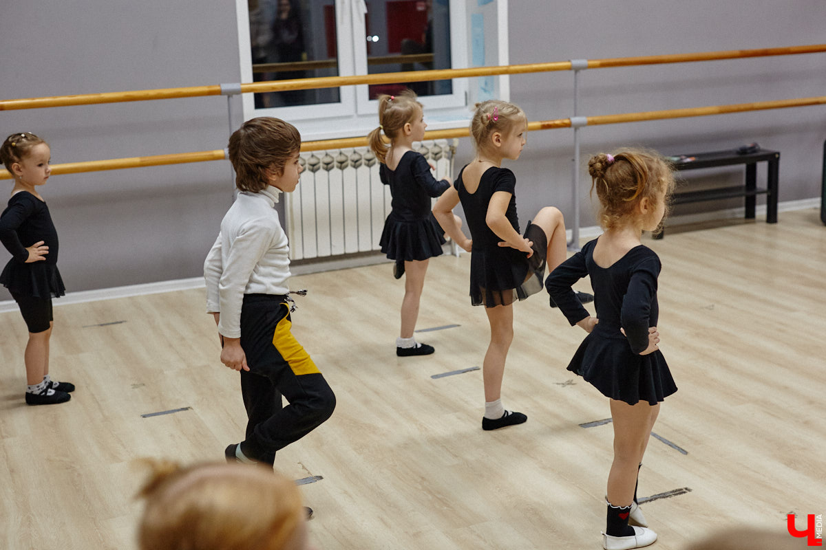 К современным детям нужен соответствующий подход. Об этом не понаслышке знают в «Калейдоскопе». Педагоги клуба занимаются с ребятами разных возрастов с 2018 года. Некоторых подопечных они обучают с самого раннего возраста, а потому успели стать им практически второй семьей.