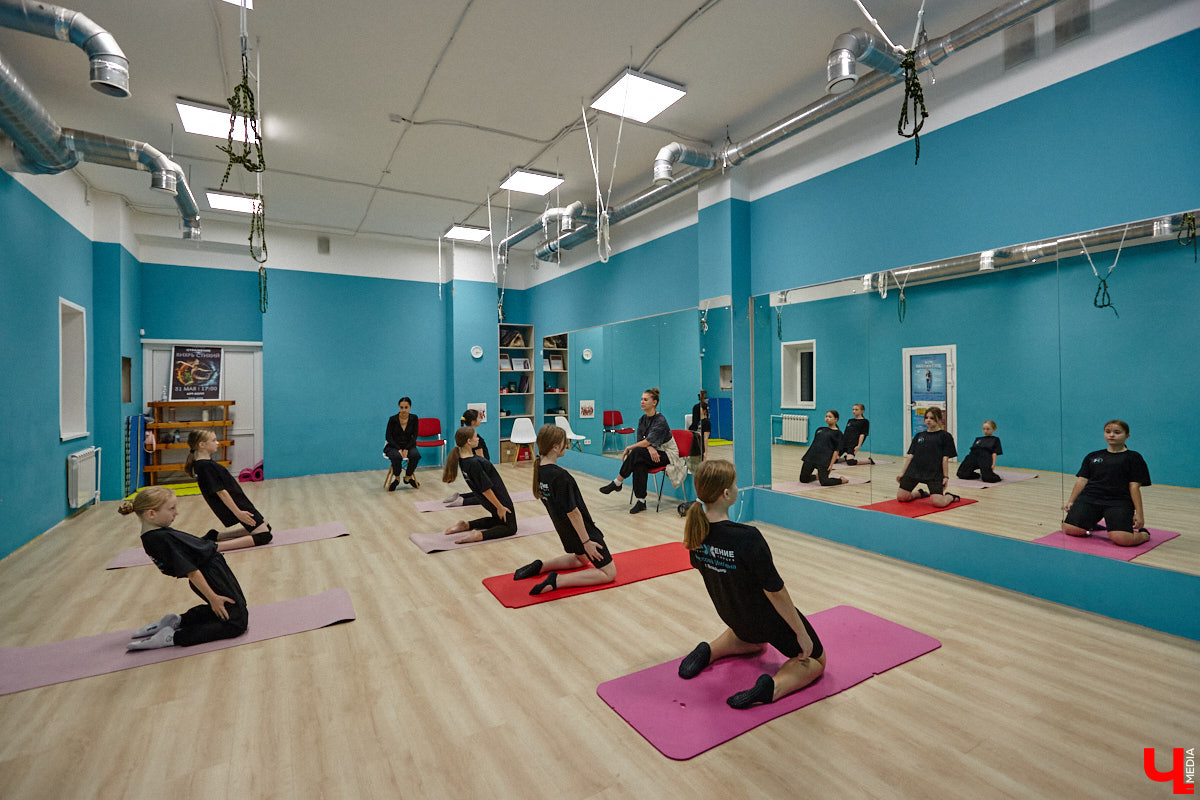 К современным детям нужен соответствующий подход. Об этом не понаслышке знают в «Калейдоскопе». Педагоги клуба занимаются с ребятами разных возрастов с 2018 года. Некоторых подопечных они обучают с самого раннего возраста, а потому успели стать им практически второй семьей.