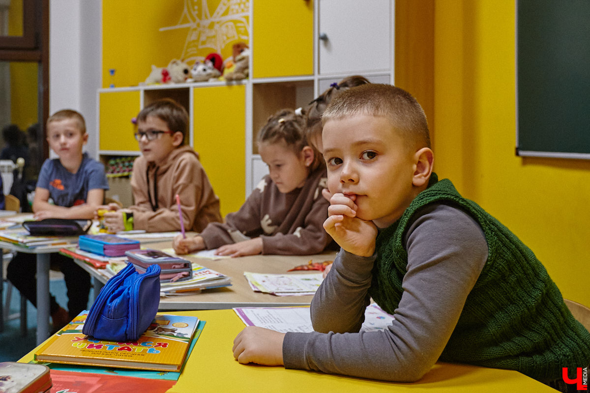 К современным детям нужен соответствующий подход. Об этом не понаслышке знают в «Калейдоскопе». Педагоги клуба занимаются с ребятами разных возрастов с 2018 года. Некоторых подопечных они обучают с самого раннего возраста, а потому успели стать им практически второй семьей.