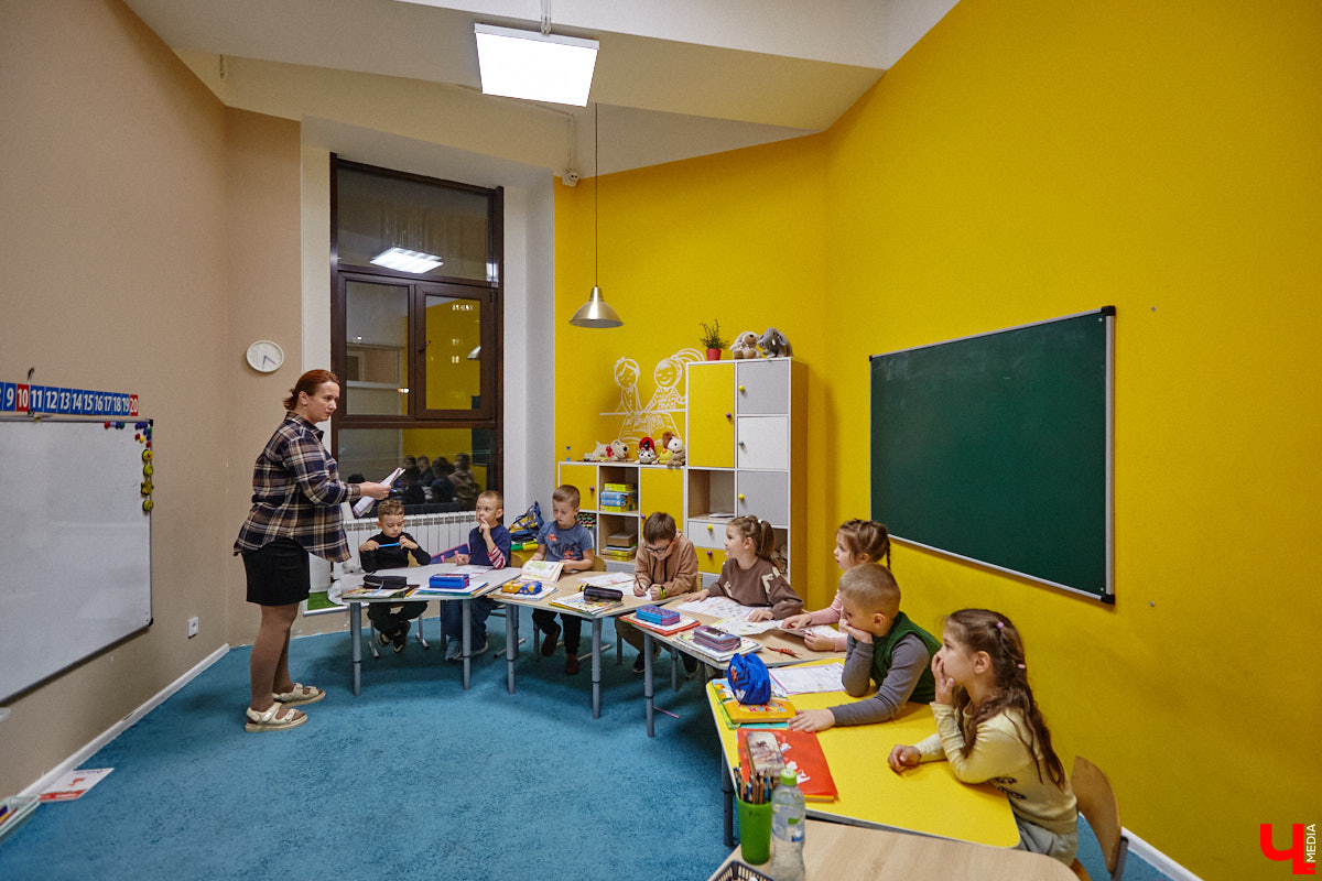 К современным детям нужен соответствующий подход. Об этом не понаслышке знают в «Калейдоскопе». Педагоги клуба занимаются с ребятами разных возрастов с 2018 года. Некоторых подопечных они обучают с самого раннего возраста, а потому успели стать им практически второй семьей.