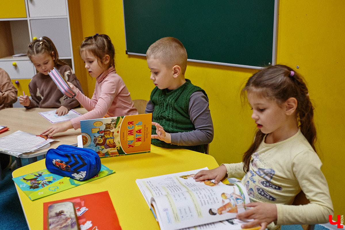 К современным детям нужен соответствующий подход. Об этом не понаслышке знают в «Калейдоскопе». Педагоги клуба занимаются с ребятами разных возрастов с 2018 года. Некоторых подопечных они обучают с самого раннего возраста, а потому успели стать им практически второй семьей.