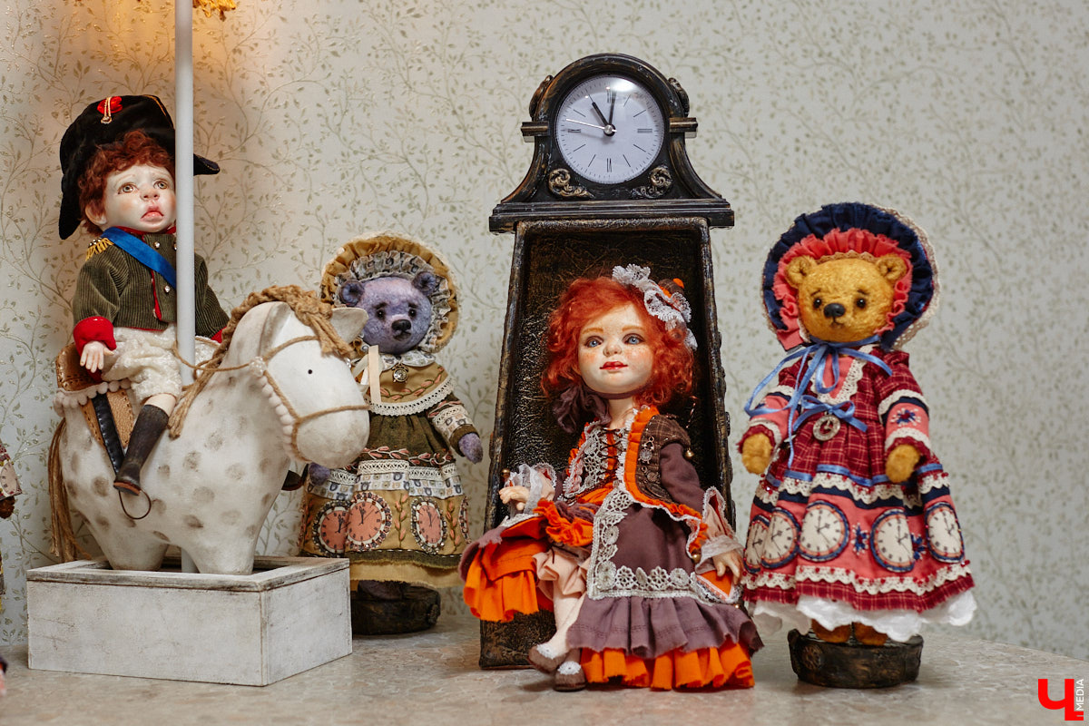 Как часто вы задумываетесь над необходимостью существования 25-го часа в сутках? Мы ежедневно! За дополнительные 60 минут можно было бы так много успеть! Об этом не понаслышке знает рукодельница из Владимира Ирина Финогенова, которая творит не покладая рук уже много лет. Тематика нехватки заветных секунд отразилась и в ее любопытных изделиях.