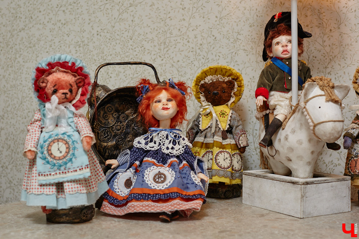 Как часто вы задумываетесь над необходимостью существования 25-го часа в сутках? Мы ежедневно! За дополнительные 60 минут можно было бы так много успеть! Об этом не понаслышке знает рукодельница из Владимира Ирина Финогенова, которая творит не покладая рук уже много лет. Тематика нехватки заветных секунд отразилась и в ее любопытных изделиях.