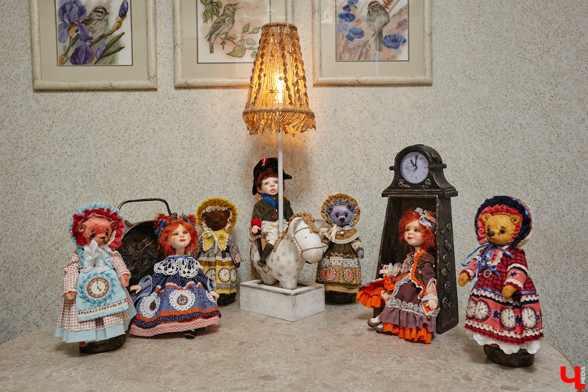 Как часто вы задумываетесь над необходимостью существования 25-го часа в сутках? Мы ежедневно! За дополнительные 60 минут можно было бы так много успеть! Об этом не понаслышке знает рукодельница из Владимира Ирина Финогенова, которая творит не покладая рук уже много лет. Тематика нехватки заветных секунд отразилась и в ее любопытных изделиях.