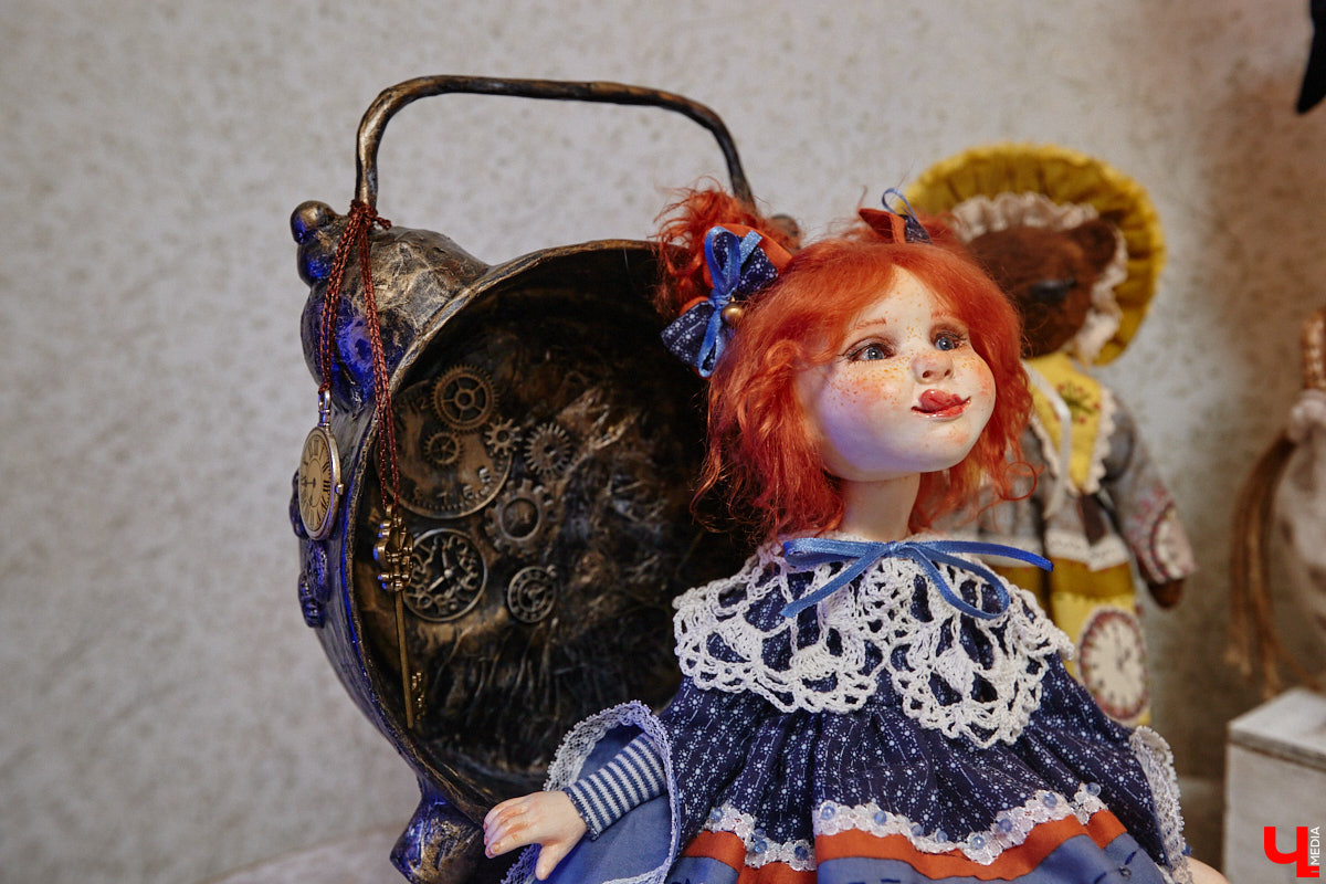 Как часто вы задумываетесь над необходимостью существования 25-го часа в сутках? Мы ежедневно! За дополнительные 60 минут можно было бы так много успеть! Об этом не понаслышке знает рукодельница из Владимира Ирина Финогенова, которая творит не покладая рук уже много лет. Тематика нехватки заветных секунд отразилась и в ее любопытных изделиях.