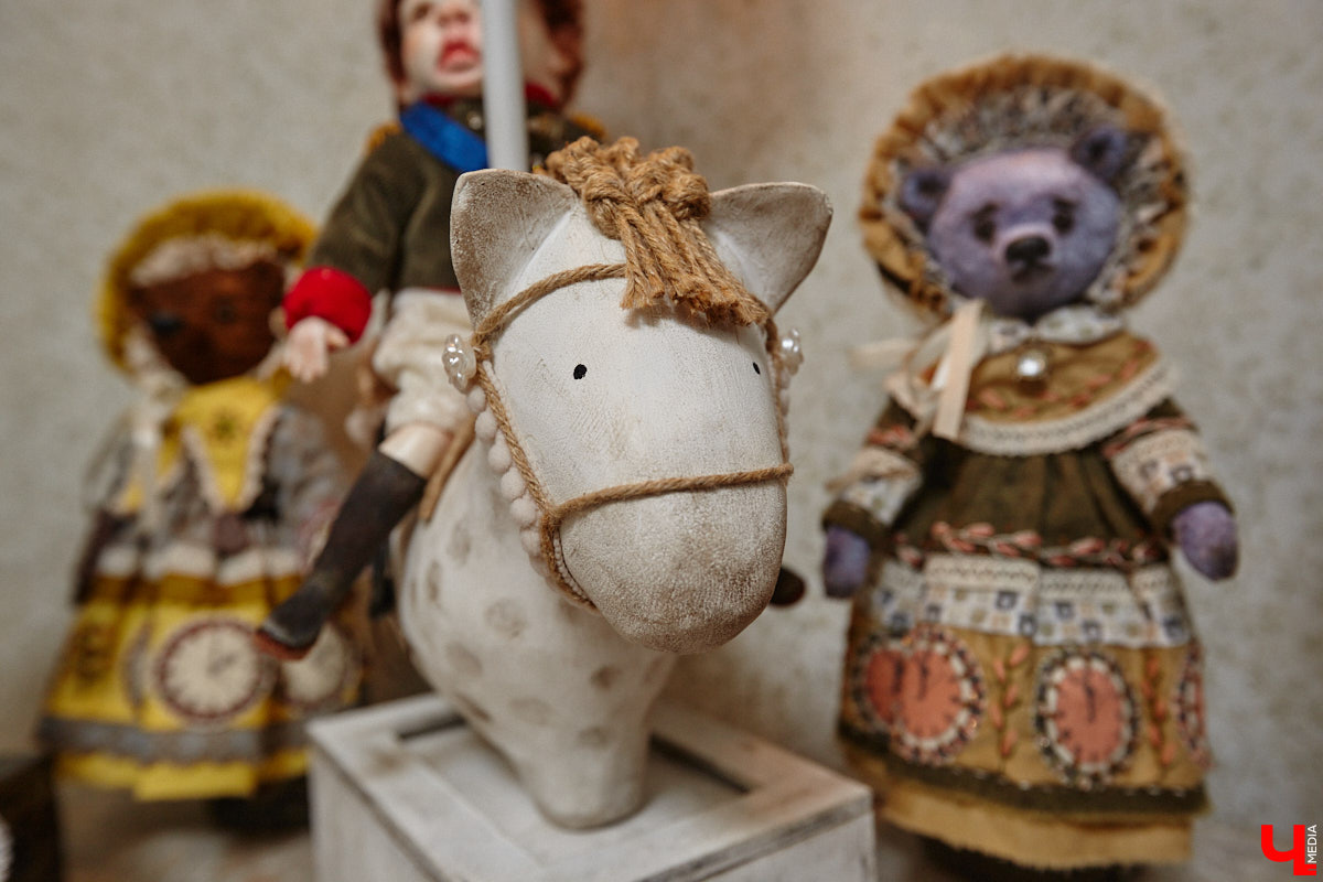 Как часто вы задумываетесь над необходимостью существования 25-го часа в сутках? Мы ежедневно! За дополнительные 60 минут можно было бы так много успеть! Об этом не понаслышке знает рукодельница из Владимира Ирина Финогенова, которая творит не покладая рук уже много лет. Тематика нехватки заветных секунд отразилась и в ее любопытных изделиях.