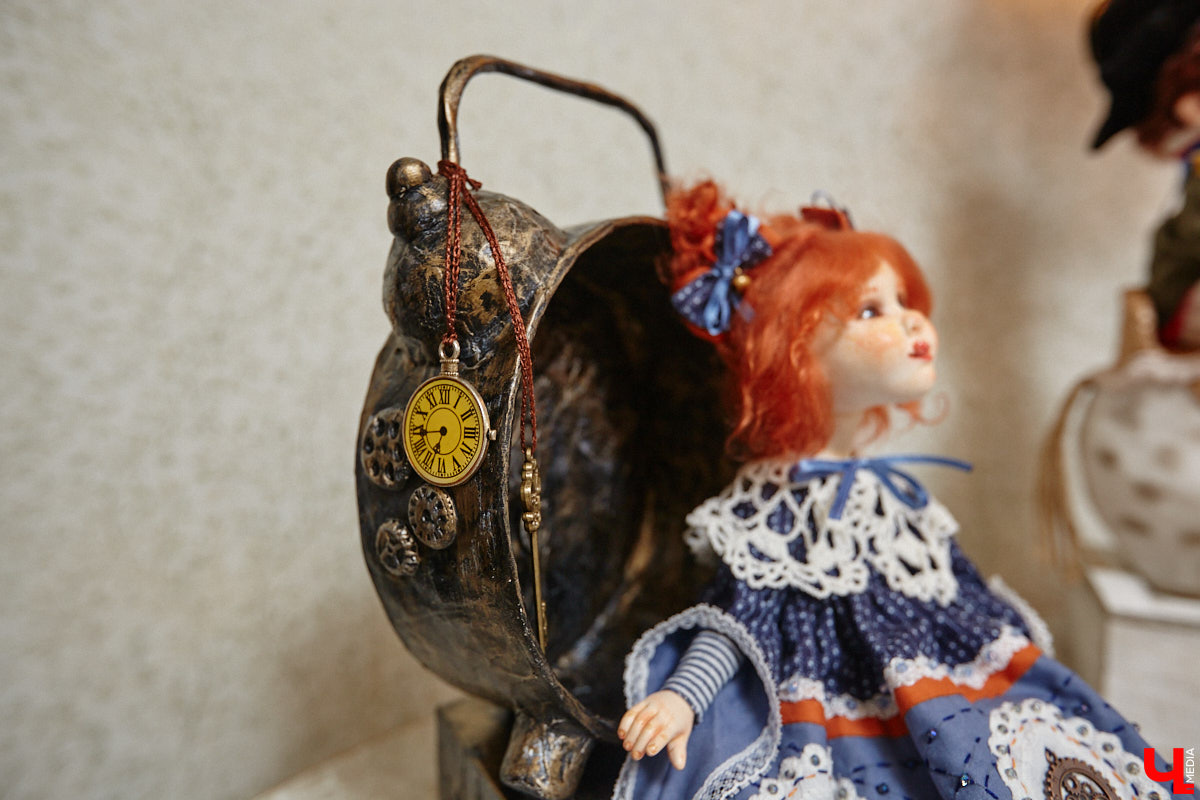 Как часто вы задумываетесь над необходимостью существования 25-го часа в сутках? Мы ежедневно! За дополнительные 60 минут можно было бы так много успеть! Об этом не понаслышке знает рукодельница из Владимира Ирина Финогенова, которая творит не покладая рук уже много лет. Тематика нехватки заветных секунд отразилась и в ее любопытных изделиях.