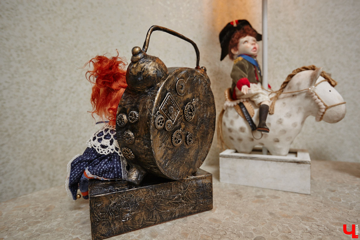 Как часто вы задумываетесь над необходимостью существования 25-го часа в сутках? Мы ежедневно! За дополнительные 60 минут можно было бы так много успеть! Об этом не понаслышке знает рукодельница из Владимира Ирина Финогенова, которая творит не покладая рук уже много лет. Тематика нехватки заветных секунд отразилась и в ее любопытных изделиях.