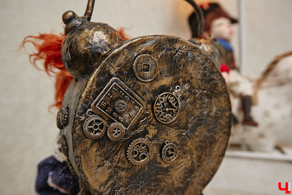 Как часто вы задумываетесь над необходимостью существования 25-го часа в сутках? Мы ежедневно! За дополнительные 60 минут можно было бы так много успеть! Об этом не понаслышке знает рукодельница из Владимира Ирина Финогенова, которая творит не покладая рук уже много лет. Тематика нехватки заветных секунд отразилась и в ее любопытных изделиях.