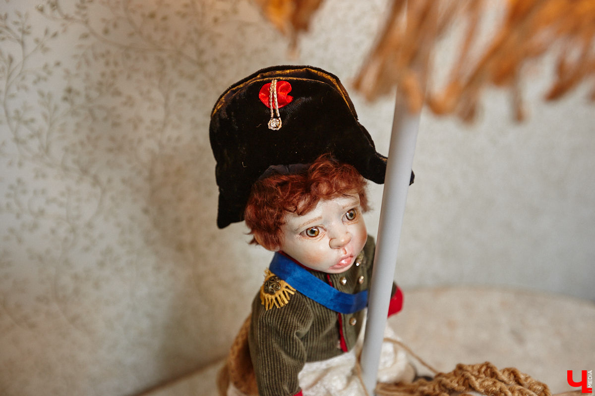 Как часто вы задумываетесь над необходимостью существования 25-го часа в сутках? Мы ежедневно! За дополнительные 60 минут можно было бы так много успеть! Об этом не понаслышке знает рукодельница из Владимира Ирина Финогенова, которая творит не покладая рук уже много лет. Тематика нехватки заветных секунд отразилась и в ее любопытных изделиях.