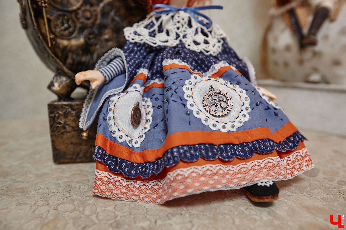 Как часто вы задумываетесь над необходимостью существования 25-го часа в сутках? Мы ежедневно! За дополнительные 60 минут можно было бы так много успеть! Об этом не понаслышке знает рукодельница из Владимира Ирина Финогенова, которая творит не покладая рук уже много лет. Тематика нехватки заветных секунд отразилась и в ее любопытных изделиях.