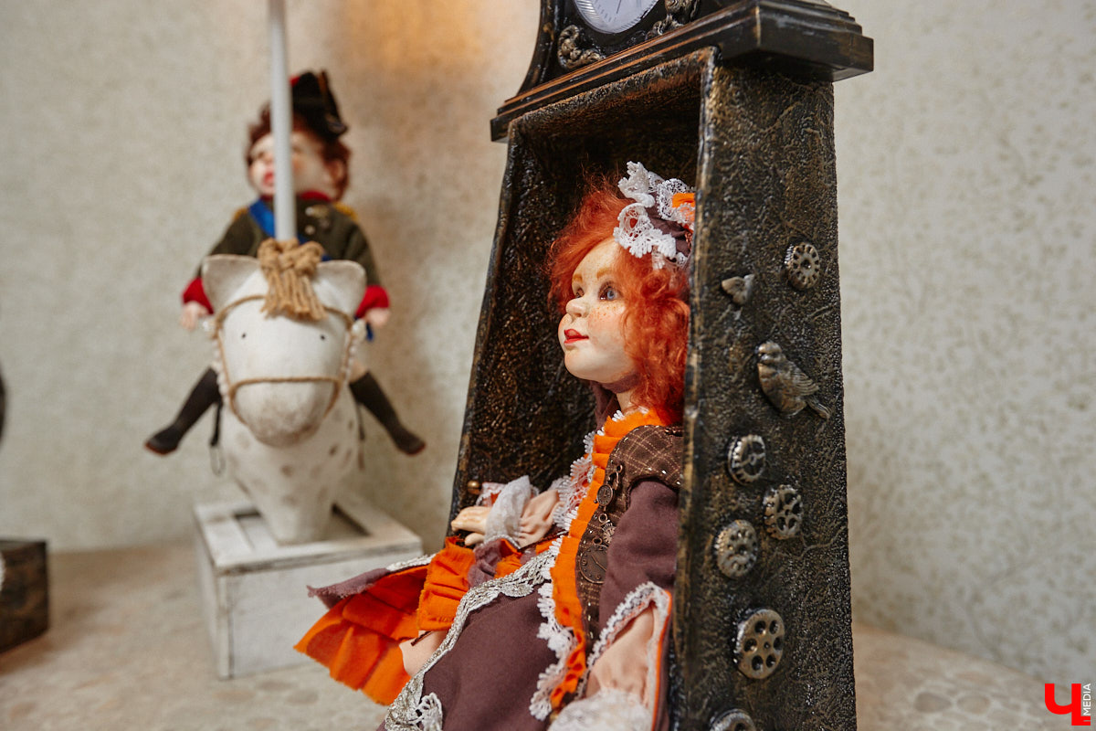 Как часто вы задумываетесь над необходимостью существования 25-го часа в сутках? Мы ежедневно! За дополнительные 60 минут можно было бы так много успеть! Об этом не понаслышке знает рукодельница из Владимира Ирина Финогенова, которая творит не покладая рук уже много лет. Тематика нехватки заветных секунд отразилась и в ее любопытных изделиях.