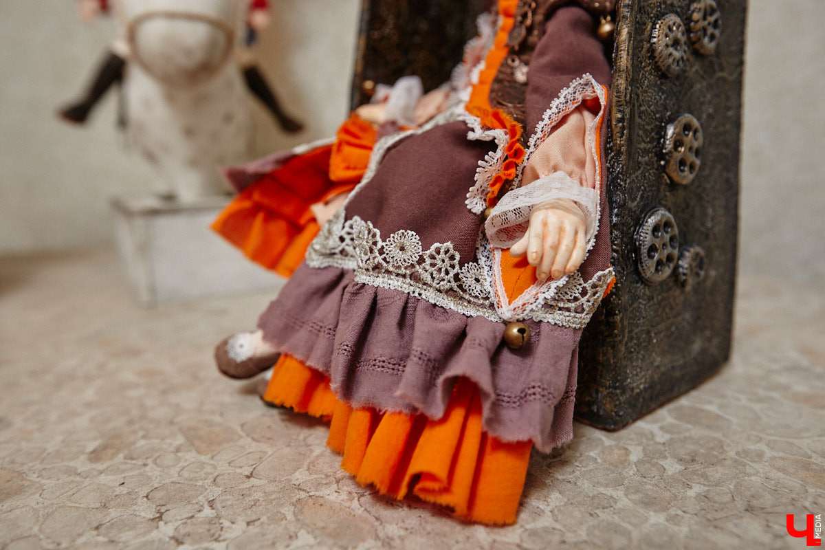 Как часто вы задумываетесь над необходимостью существования 25-го часа в сутках? Мы ежедневно! За дополнительные 60 минут можно было бы так много успеть! Об этом не понаслышке знает рукодельница из Владимира Ирина Финогенова, которая творит не покладая рук уже много лет. Тематика нехватки заветных секунд отразилась и в ее любопытных изделиях.