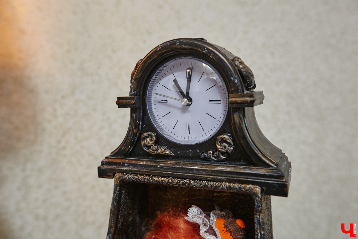 Как часто вы задумываетесь над необходимостью существования 25-го часа в сутках? Мы ежедневно! За дополнительные 60 минут можно было бы так много успеть! Об этом не понаслышке знает рукодельница из Владимира Ирина Финогенова, которая творит не покладая рук уже много лет. Тематика нехватки заветных секунд отразилась и в ее любопытных изделиях.