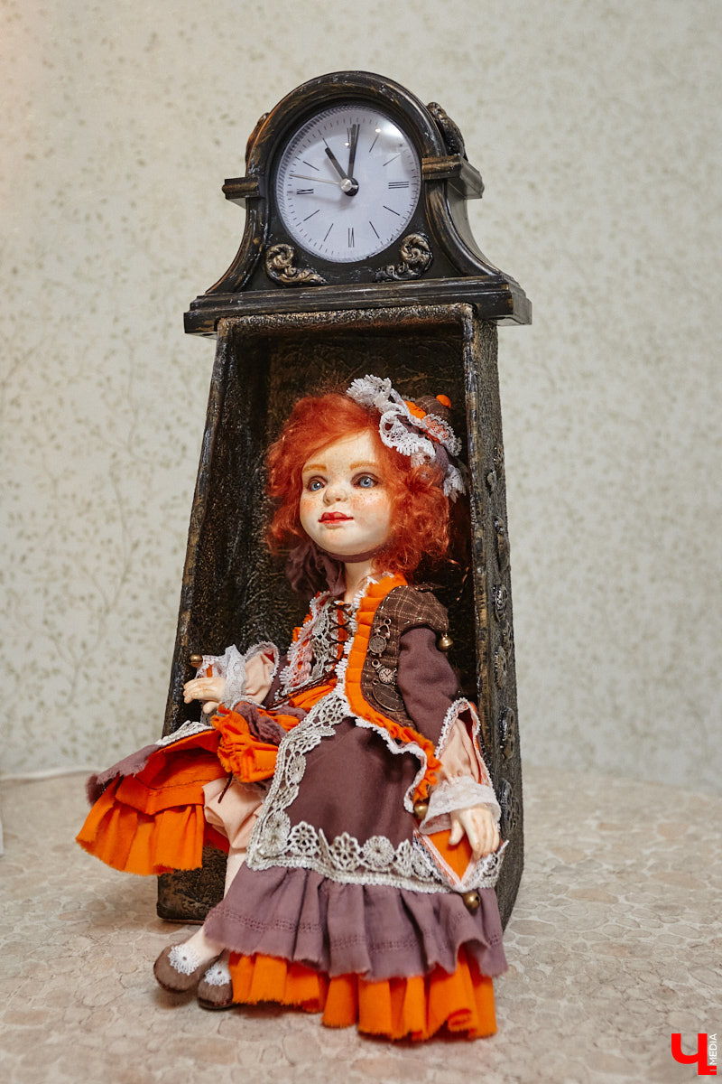 Как часто вы задумываетесь над необходимостью существования 25-го часа в сутках? Мы ежедневно! За дополнительные 60 минут можно было бы так много успеть! Об этом не понаслышке знает рукодельница из Владимира Ирина Финогенова, которая творит не покладая рук уже много лет. Тематика нехватки заветных секунд отразилась и в ее любопытных изделиях.