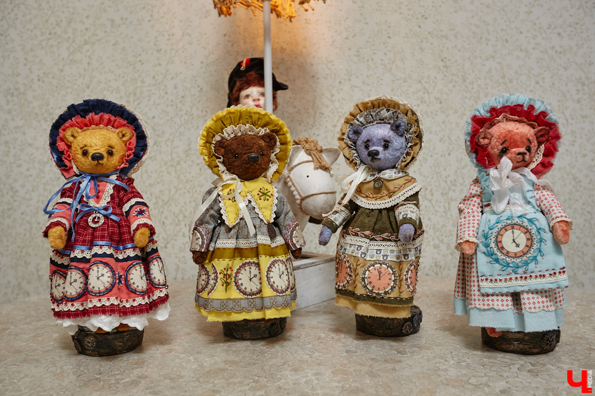 Как часто вы задумываетесь над необходимостью существования 25-го часа в сутках? Мы ежедневно! За дополнительные 60 минут можно было бы так много успеть! Об этом не понаслышке знает рукодельница из Владимира Ирина Финогенова, которая творит не покладая рук уже много лет. Тематика нехватки заветных секунд отразилась и в ее любопытных изделиях.