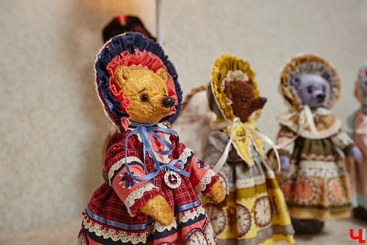 Как часто вы задумываетесь над необходимостью существования 25-го часа в сутках? Мы ежедневно! За дополнительные 60 минут можно было бы так много успеть! Об этом не понаслышке знает рукодельница из Владимира Ирина Финогенова, которая творит не покладая рук уже много лет. Тематика нехватки заветных секунд отразилась и в ее любопытных изделиях.