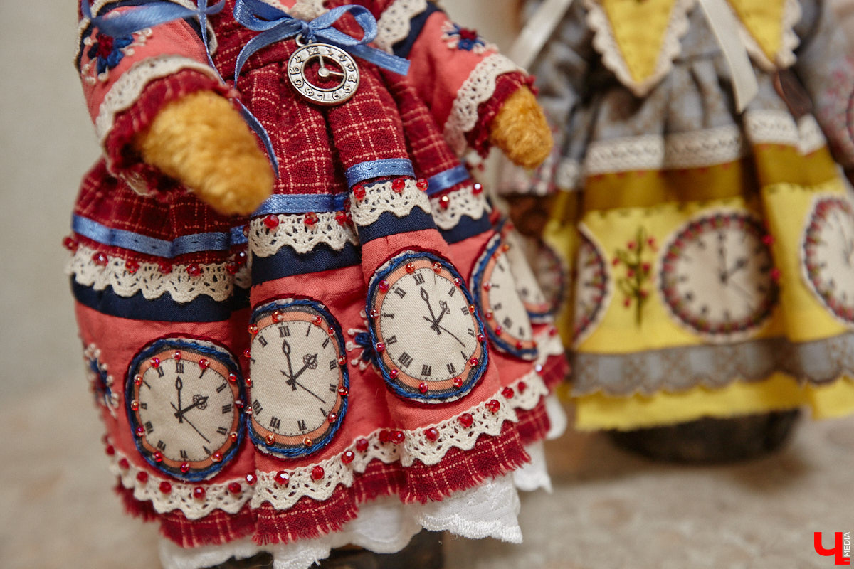 Как часто вы задумываетесь над необходимостью существования 25-го часа в сутках? Мы ежедневно! За дополнительные 60 минут можно было бы так много успеть! Об этом не понаслышке знает рукодельница из Владимира Ирина Финогенова, которая творит не покладая рук уже много лет. Тематика нехватки заветных секунд отразилась и в ее любопытных изделиях.