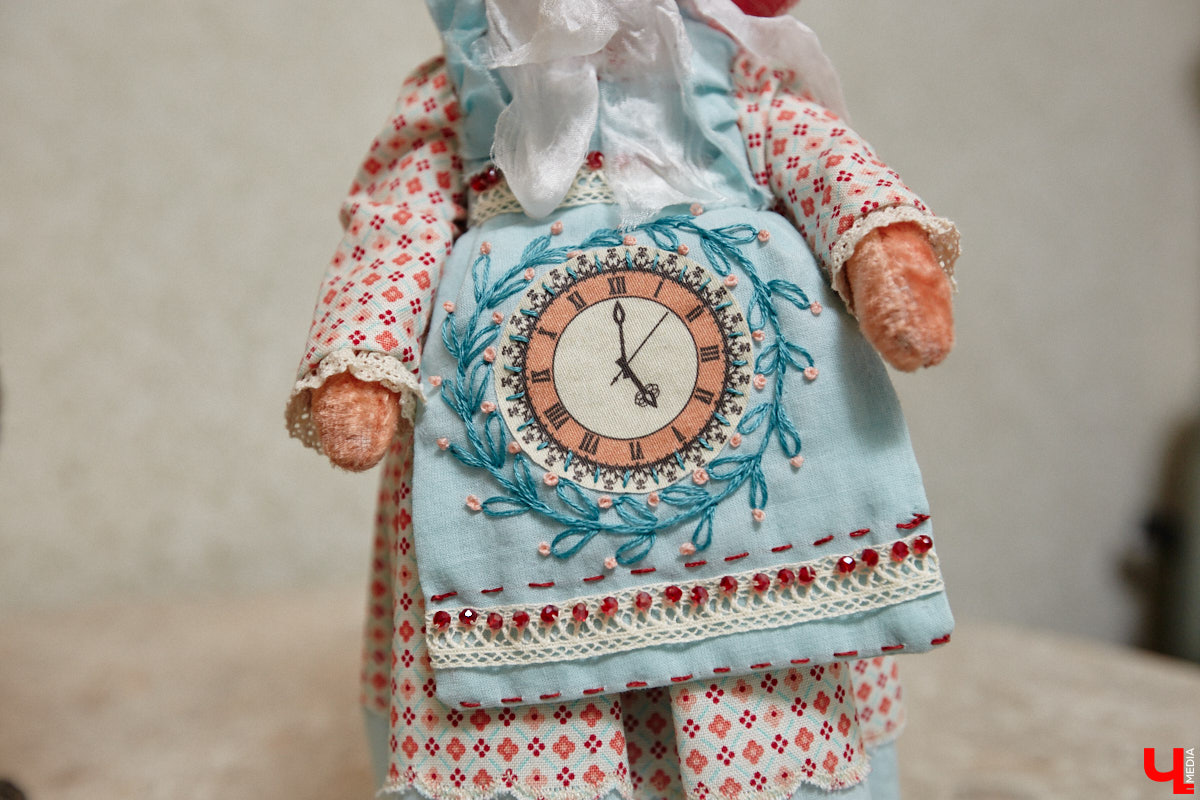 Как часто вы задумываетесь над необходимостью существования 25-го часа в сутках? Мы ежедневно! За дополнительные 60 минут можно было бы так много успеть! Об этом не понаслышке знает рукодельница из Владимира Ирина Финогенова, которая творит не покладая рук уже много лет. Тематика нехватки заветных секунд отразилась и в ее любопытных изделиях.