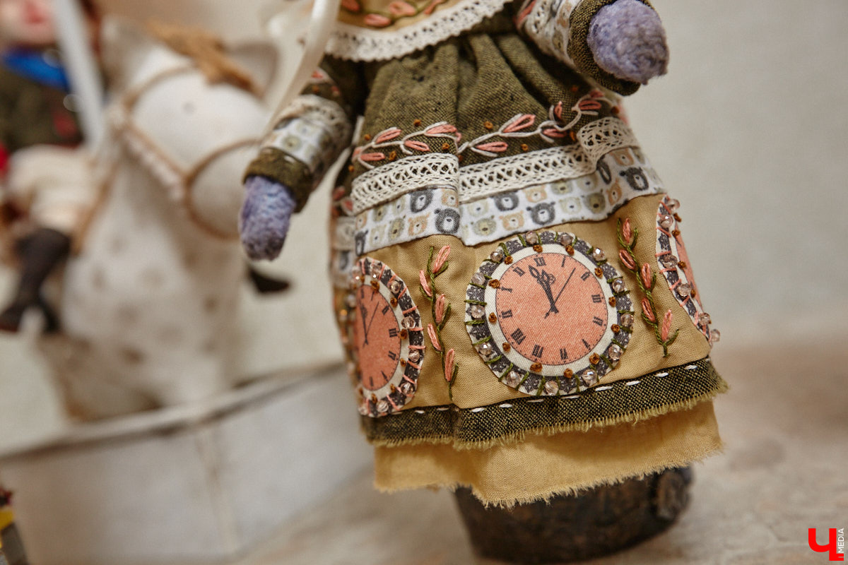 Как часто вы задумываетесь над необходимостью существования 25-го часа в сутках? Мы ежедневно! За дополнительные 60 минут можно было бы так много успеть! Об этом не понаслышке знает рукодельница из Владимира Ирина Финогенова, которая творит не покладая рук уже много лет. Тематика нехватки заветных секунд отразилась и в ее любопытных изделиях.