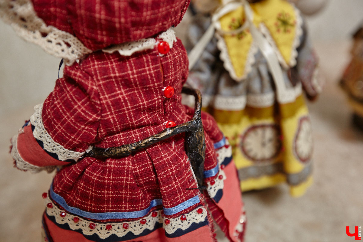 Как часто вы задумываетесь над необходимостью существования 25-го часа в сутках? Мы ежедневно! За дополнительные 60 минут можно было бы так много успеть! Об этом не понаслышке знает рукодельница из Владимира Ирина Финогенова, которая творит не покладая рук уже много лет. Тематика нехватки заветных секунд отразилась и в ее любопытных изделиях.