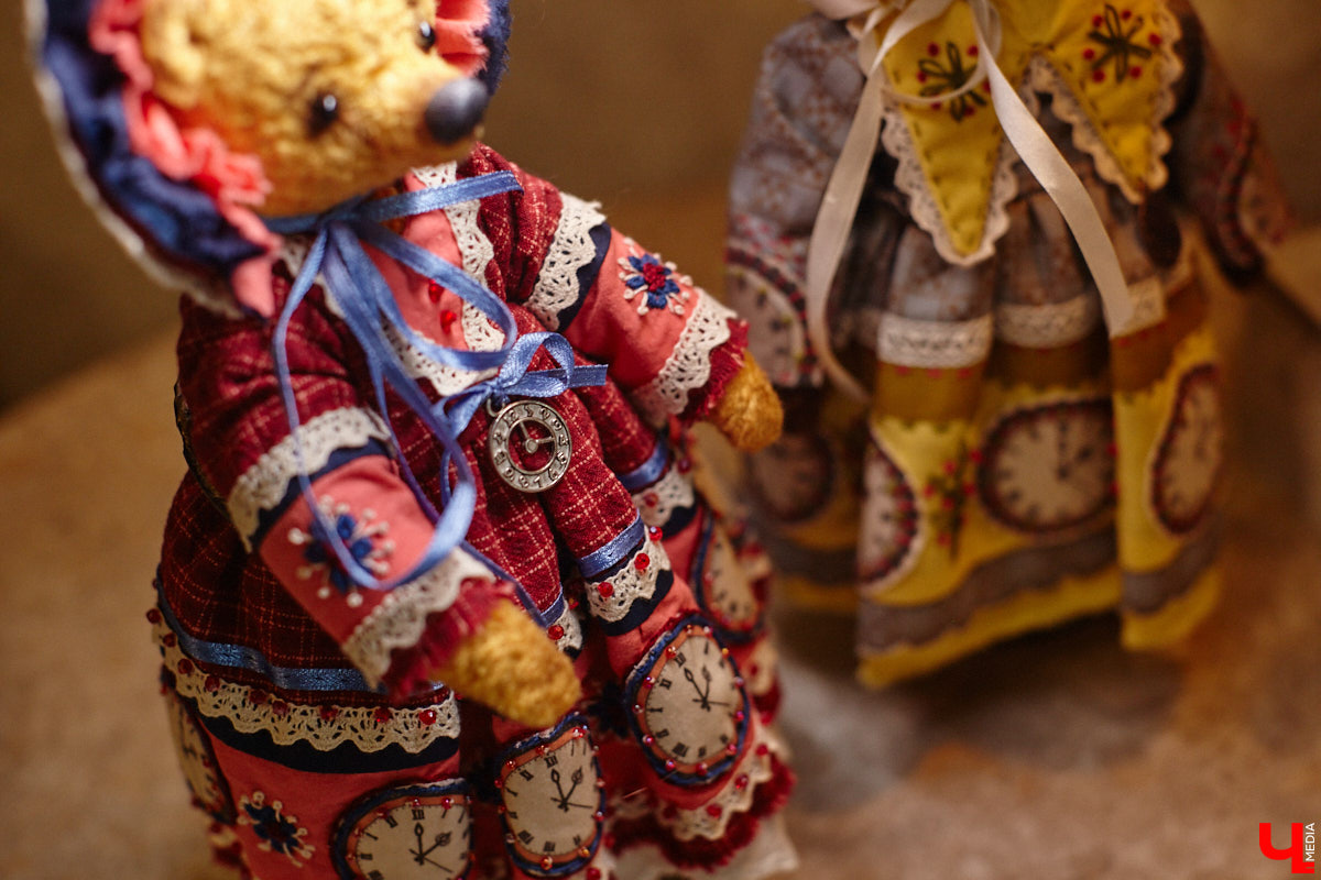 Как часто вы задумываетесь над необходимостью существования 25-го часа в сутках? Мы ежедневно! За дополнительные 60 минут можно было бы так много успеть! Об этом не понаслышке знает рукодельница из Владимира Ирина Финогенова, которая творит не покладая рук уже много лет. Тематика нехватки заветных секунд отразилась и в ее любопытных изделиях.