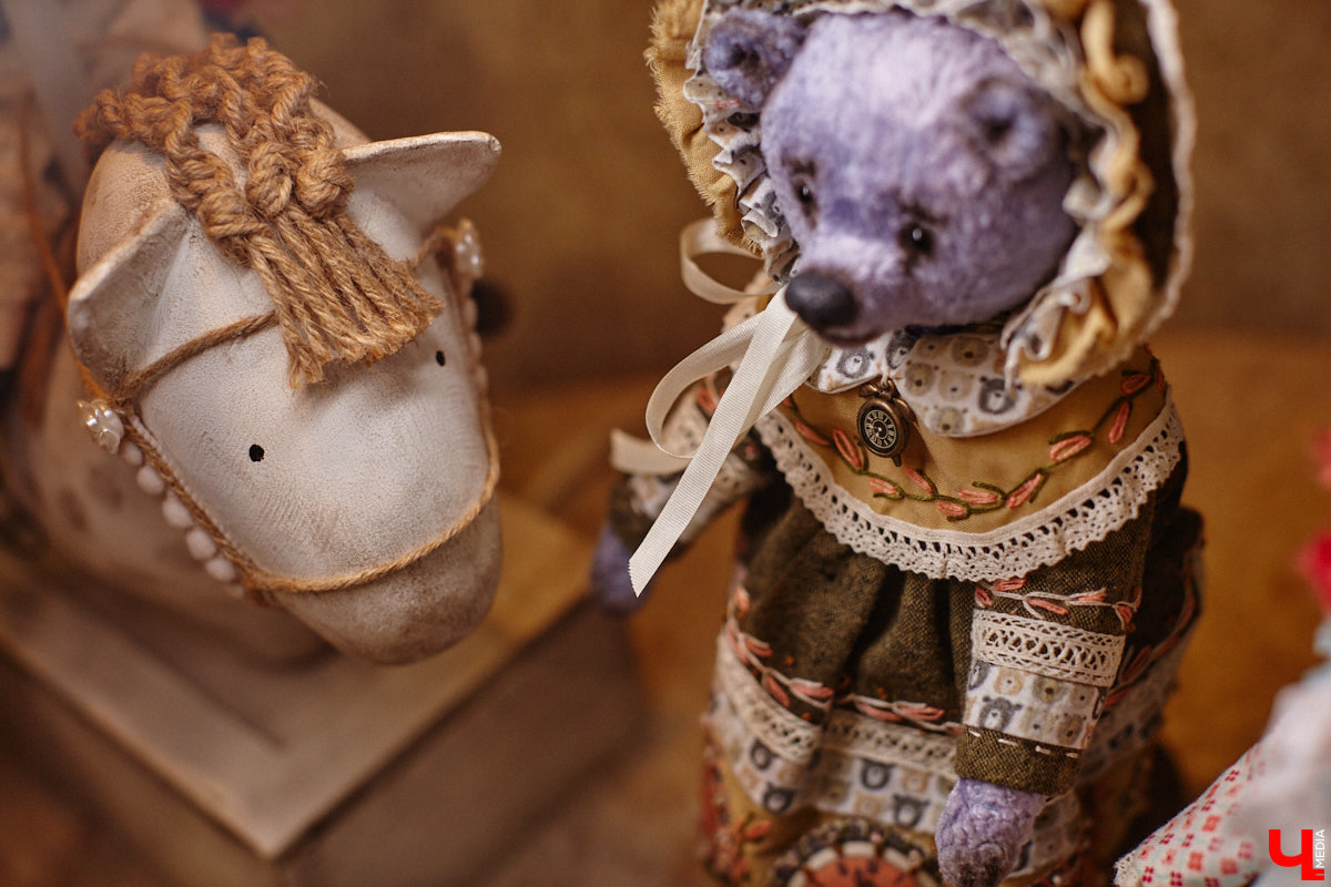 Как часто вы задумываетесь над необходимостью существования 25-го часа в сутках? Мы ежедневно! За дополнительные 60 минут можно было бы так много успеть! Об этом не понаслышке знает рукодельница из Владимира Ирина Финогенова, которая творит не покладая рук уже много лет. Тематика нехватки заветных секунд отразилась и в ее любопытных изделиях.