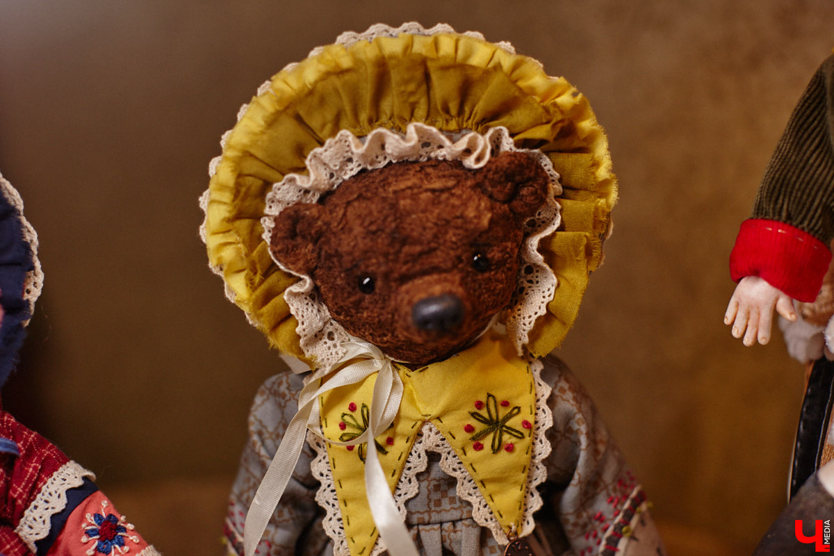 Как часто вы задумываетесь над необходимостью существования 25-го часа в сутках? Мы ежедневно! За дополнительные 60 минут можно было бы так много успеть! Об этом не понаслышке знает рукодельница из Владимира Ирина Финогенова, которая творит не покладая рук уже много лет. Тематика нехватки заветных секунд отразилась и в ее любопытных изделиях.