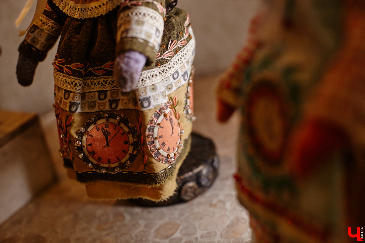 Как часто вы задумываетесь над необходимостью существования 25-го часа в сутках? Мы ежедневно! За дополнительные 60 минут можно было бы так много успеть! Об этом не понаслышке знает рукодельница из Владимира Ирина Финогенова, которая творит не покладая рук уже много лет. Тематика нехватки заветных секунд отразилась и в ее любопытных изделиях.