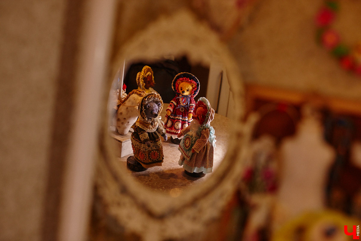 Как часто вы задумываетесь над необходимостью существования 25-го часа в сутках? Мы ежедневно! За дополнительные 60 минут можно было бы так много успеть! Об этом не понаслышке знает рукодельница из Владимира Ирина Финогенова, которая творит не покладая рук уже много лет. Тематика нехватки заветных секунд отразилась и в ее любопытных изделиях.