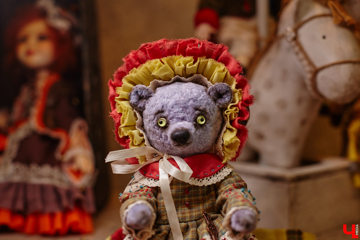 Как часто вы задумываетесь над необходимостью существования 25-го часа в сутках? Мы ежедневно! За дополнительные 60 минут можно было бы так много успеть! Об этом не понаслышке знает рукодельница из Владимира Ирина Финогенова, которая творит не покладая рук уже много лет. Тематика нехватки заветных секунд отразилась и в ее любопытных изделиях.