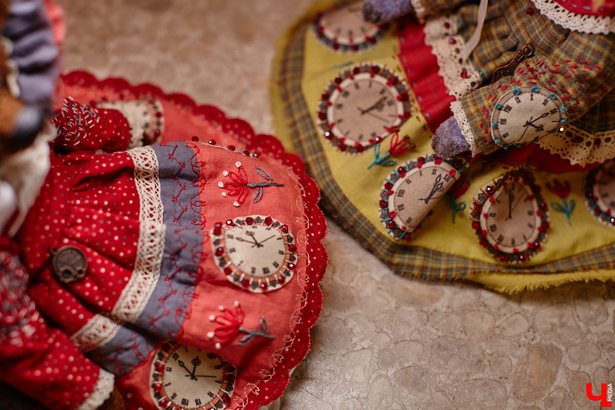 Как часто вы задумываетесь над необходимостью существования 25-го часа в сутках? Мы ежедневно! За дополнительные 60 минут можно было бы так много успеть! Об этом не понаслышке знает рукодельница из Владимира Ирина Финогенова, которая творит не покладая рук уже много лет. Тематика нехватки заветных секунд отразилась и в ее любопытных изделиях.