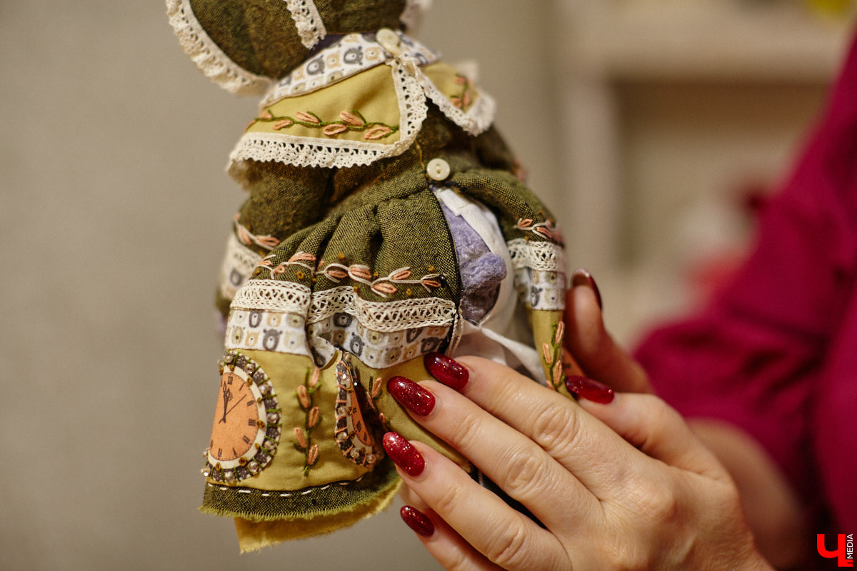 Как часто вы задумываетесь над необходимостью существования 25-го часа в сутках? Мы ежедневно! За дополнительные 60 минут можно было бы так много успеть! Об этом не понаслышке знает рукодельница из Владимира Ирина Финогенова, которая творит не покладая рук уже много лет. Тематика нехватки заветных секунд отразилась и в ее любопытных изделиях.