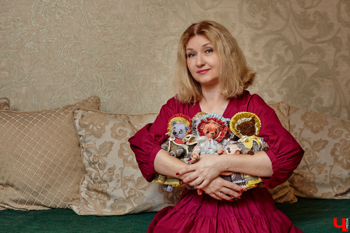 Как часто вы задумываетесь над необходимостью существования 25-го часа в сутках? Мы ежедневно! За дополнительные 60 минут можно было бы так много успеть! Об этом не понаслышке знает рукодельница из Владимира Ирина Финогенова, которая творит не покладая рук уже много лет. Тематика нехватки заветных секунд отразилась и в ее любопытных изделиях.