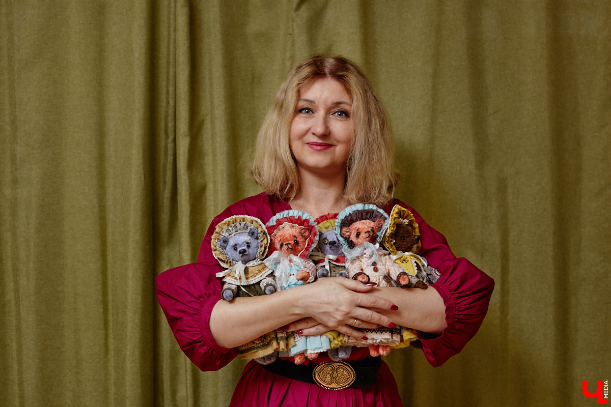 Как часто вы задумываетесь над необходимостью существования 25-го часа в сутках? Мы ежедневно! За дополнительные 60 минут можно было бы так много успеть! Об этом не понаслышке знает рукодельница из Владимира Ирина Финогенова, которая творит не покладая рук уже много лет. Тематика нехватки заветных секунд отразилась и в ее любопытных изделиях.