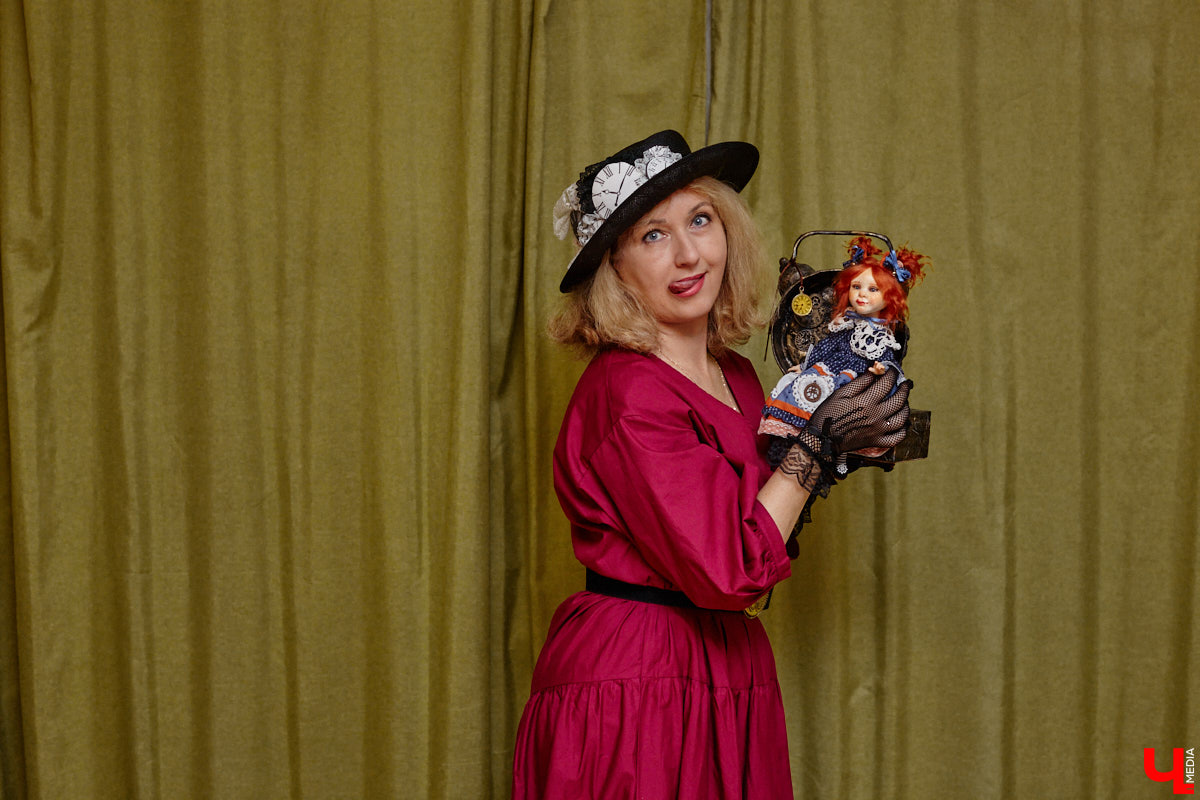 Как часто вы задумываетесь над необходимостью существования 25-го часа в сутках? Мы ежедневно! За дополнительные 60 минут можно было бы так много успеть! Об этом не понаслышке знает рукодельница из Владимира Ирина Финогенова, которая творит не покладая рук уже много лет. Тематика нехватки заветных секунд отразилась и в ее любопытных изделиях.