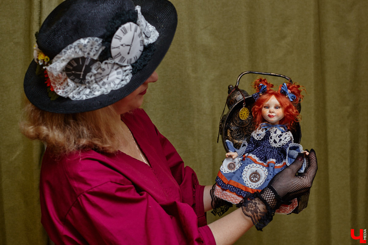 Как часто вы задумываетесь над необходимостью существования 25-го часа в сутках? Мы ежедневно! За дополнительные 60 минут можно было бы так много успеть! Об этом не понаслышке знает рукодельница из Владимира Ирина Финогенова, которая творит не покладая рук уже много лет. Тематика нехватки заветных секунд отразилась и в ее любопытных изделиях.