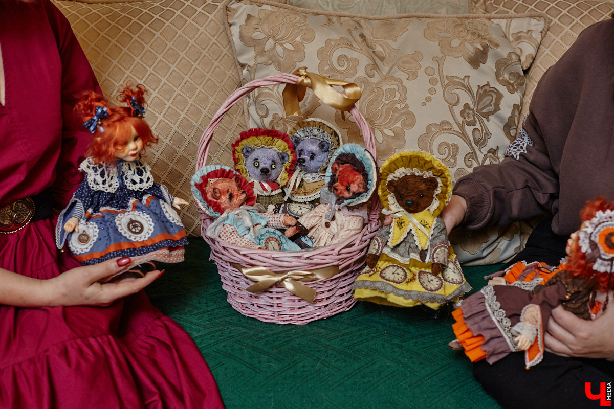 Как часто вы задумываетесь над необходимостью существования 25-го часа в сутках? Мы ежедневно! За дополнительные 60 минут можно было бы так много успеть! Об этом не понаслышке знает рукодельница из Владимира Ирина Финогенова, которая творит не покладая рук уже много лет. Тематика нехватки заветных секунд отразилась и в ее любопытных изделиях.